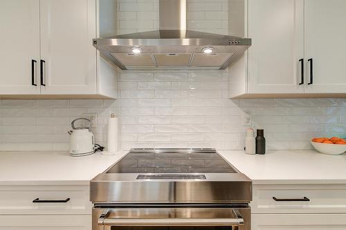 3361 Hall Road, Kelowna, BC - Indoor Photo Showing Kitchen With Upgraded Kitchen