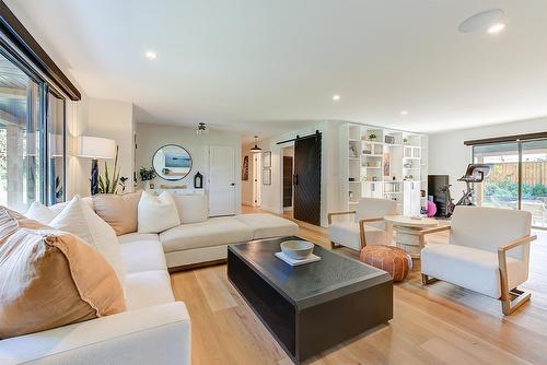3361 Hall Road, Kelowna, BC - Indoor Photo Showing Living Room