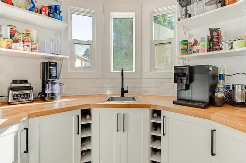 3361 Hall Road, Kelowna, BC - Indoor Photo Showing Kitchen