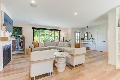 3361 Hall Road, Kelowna, BC - Indoor Photo Showing Living Room With Fireplace