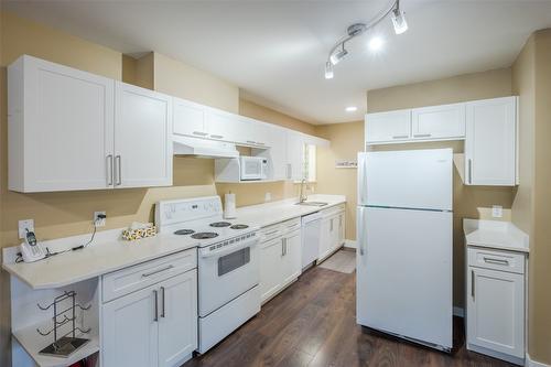 309-640 Main Street, Okanagan Falls, BC - Indoor Photo Showing Kitchen