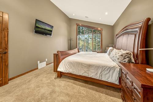 2596 Ledgerock Ridge, Invermere, BC - Indoor Photo Showing Bedroom