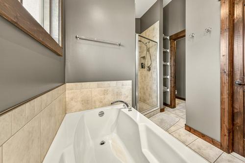 2596 Ledgerock Ridge, Invermere, BC - Indoor Photo Showing Bathroom