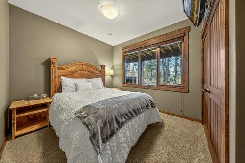 2596 Ledgerock Ridge, Invermere, BC - Indoor Photo Showing Bedroom
