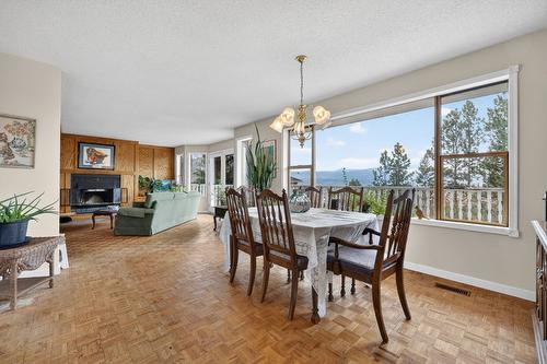 1050 Bartholomew Court, Kelowna, BC - Indoor Photo Showing Dining Room