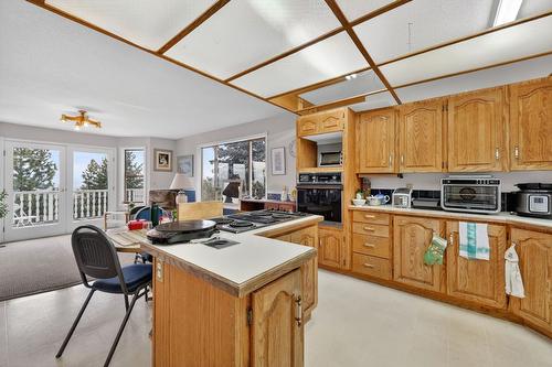 1050 Bartholomew Court, Kelowna, BC - Indoor Photo Showing Kitchen
