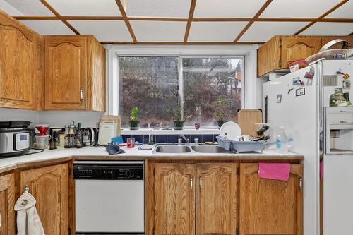 1050 Bartholomew Court, Kelowna, BC - Indoor Photo Showing Kitchen With Double Sink