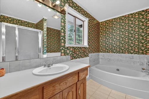 1050 Bartholomew Court, Kelowna, BC - Indoor Photo Showing Bathroom