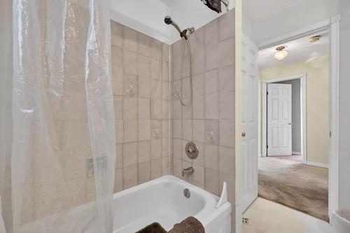 1050 Bartholomew Court, Kelowna, BC - Indoor Photo Showing Bathroom