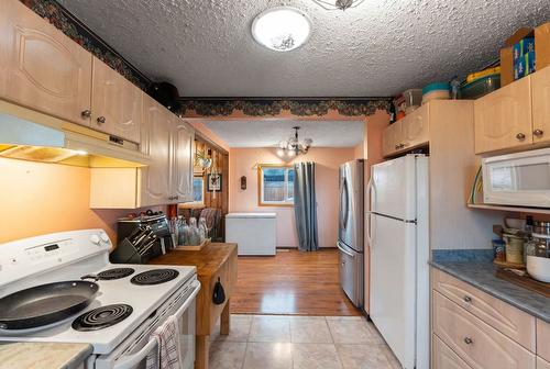 9391 Glenmore Road, Lake Country, BC - Indoor Photo Showing Kitchen