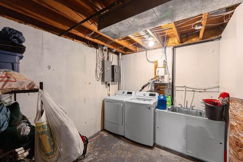 9391 Glenmore Road, Lake Country, BC - Indoor Photo Showing Laundry Room