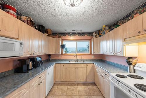 9391 Glenmore Road, Lake Country, BC - Indoor Photo Showing Kitchen With Double Sink