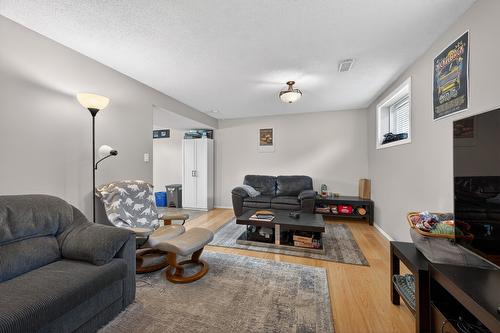 2331 Briarwood Avenue, Kamloops, BC - Indoor Photo Showing Living Room