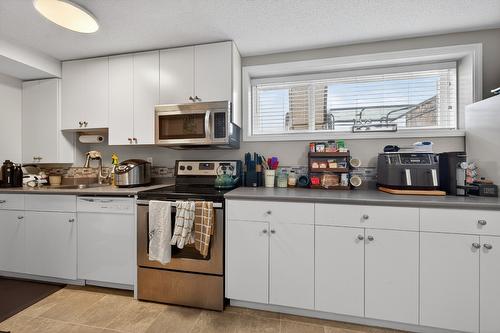 2331 Briarwood Avenue, Kamloops, BC - Indoor Photo Showing Kitchen