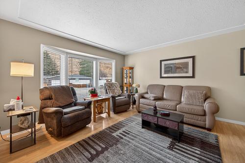 2331 Briarwood Avenue, Kamloops, BC - Indoor Photo Showing Living Room