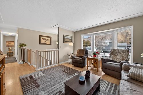 2331 Briarwood Avenue, Kamloops, BC - Indoor Photo Showing Living Room