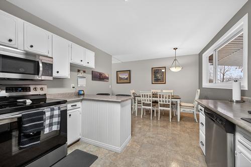 2331 Briarwood Avenue, Kamloops, BC - Indoor Photo Showing Kitchen