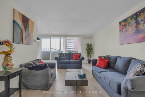 1703-1 Massey Square, Toronto, ON - Indoor Photo Showing Living Room