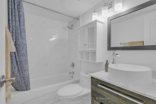 1703-1 Massey Square, Toronto, ON - Indoor Photo Showing Bathroom