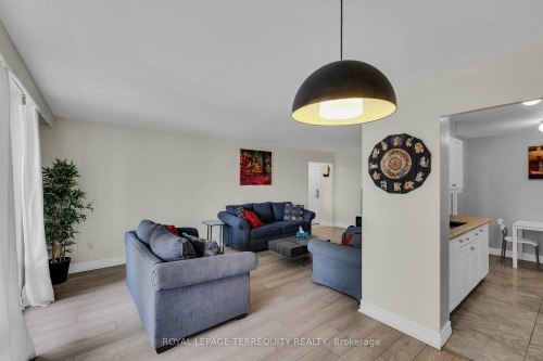 1703-1 Massey Square, Toronto, ON - Indoor Photo Showing Living Room