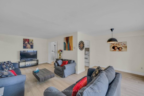 1703-1 Massey Square, Toronto, ON - Indoor Photo Showing Living Room