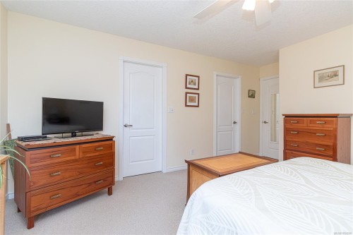 6377 Rodolph Rd, Central Saanich, BC 