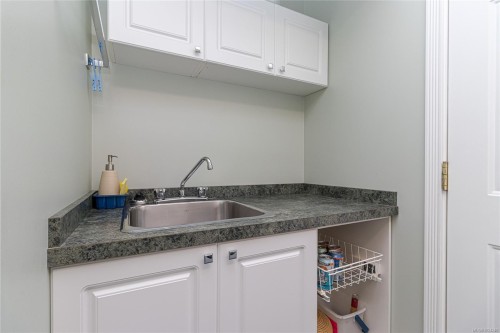 6377 Rodolph Rd, Central Saanich, BC 