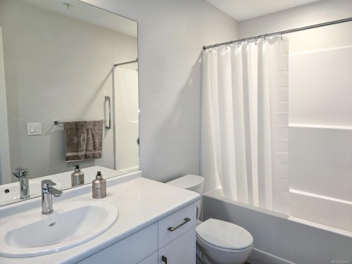 204-6544 Metral Dr, Nanaimo, BC - Indoor Photo Showing Bathroom