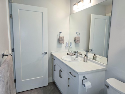 204-6544 Metral Dr, Nanaimo, BC - Indoor Photo Showing Bathroom