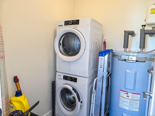 204-6544 Metral Dr, Nanaimo, BC - Indoor Photo Showing Laundry Room