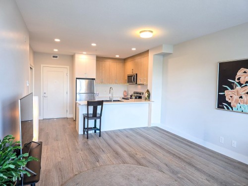 204-6544 Metral Dr, Nanaimo, BC - Indoor Photo Showing Kitchen