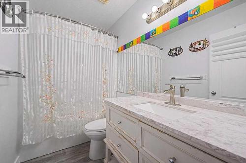 4 pc bathroom - 267 Panamount Hill Nw, Calgary, AB - Indoor Photo Showing Bathroom