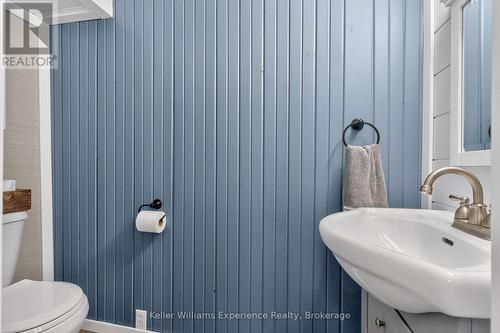 1/2 Bath on main floor - 196 Fourth Street, Midland, ON - Indoor Photo Showing Bathroom
