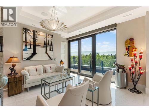 2245 Abbott Street Unit# 301, Kelowna, BC - Indoor Photo Showing Living Room