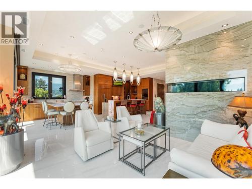 2245 Abbott Street Unit# 301, Kelowna, BC - Indoor Photo Showing Living Room