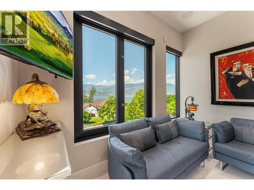 2245 Abbott Street Unit# 301, Kelowna, BC - Indoor Photo Showing Living Room