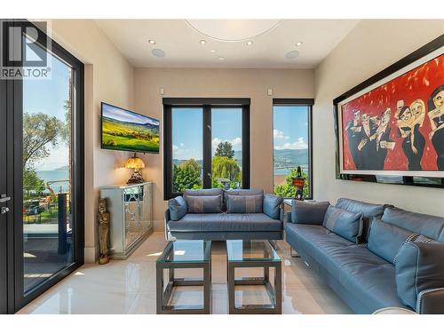 2245 Abbott Street Unit# 301, Kelowna, BC - Indoor Photo Showing Living Room