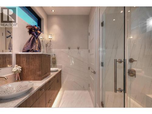 2245 Abbott Street Unit# 301, Kelowna, BC - Indoor Photo Showing Bathroom