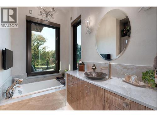 2245 Abbott Street Unit# 301, Kelowna, BC - Indoor Photo Showing Bathroom