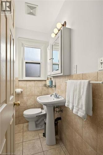 136 Hunter Street W, Hamilton, ON - Indoor Photo Showing Bathroom