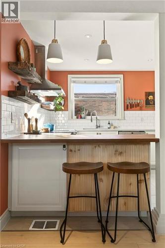136 Hunter Street W, Hamilton, ON - Indoor Photo Showing Kitchen