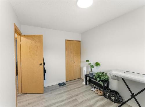 1016 Radisson Ave, Winnipeg, MB 