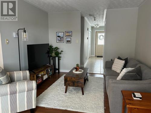 792 Mackendrick Drive N, Kincardine, ON - Indoor Photo Showing Living Room