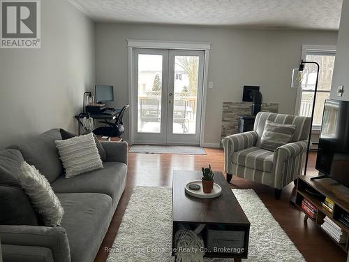 792 Mackendrick Drive N, Kincardine, ON - Indoor Photo Showing Living Room