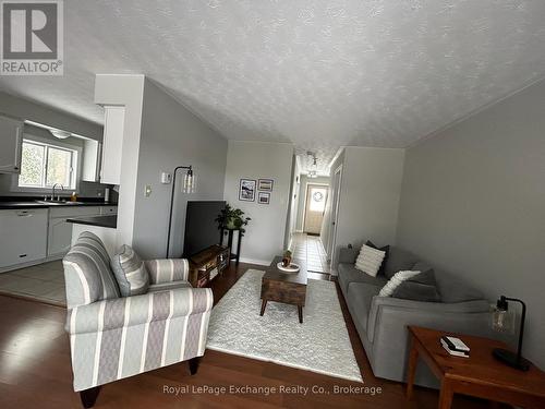 792 Mackendrick Drive N, Kincardine, ON - Indoor Photo Showing Living Room
