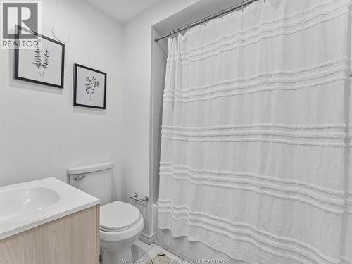 1457 S Cameron Boulevard, Windsor, ON - Indoor Photo Showing Bathroom