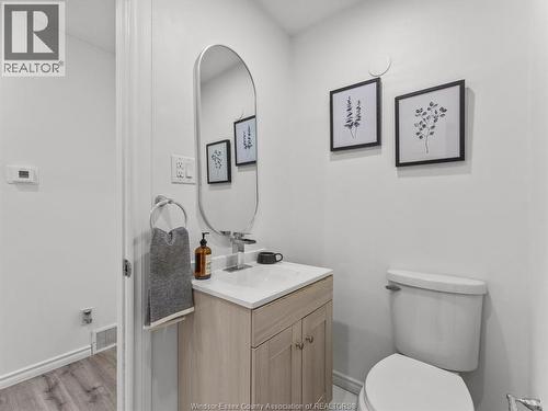 1457 S Cameron Boulevard, Windsor, ON - Indoor Photo Showing Bathroom
