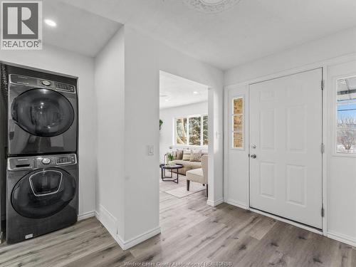 1457 S Cameron Boulevard, Windsor, ON - Indoor Photo Showing Laundry Room