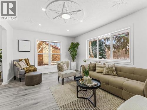 1457 S Cameron Boulevard, Windsor, ON - Indoor Photo Showing Living Room