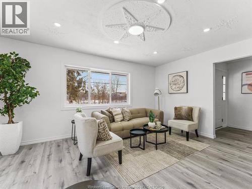 1457 S Cameron Boulevard, Windsor, ON - Indoor Photo Showing Living Room